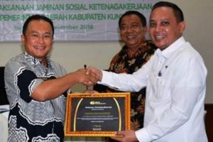 Sekertaris daerah Kabupaten Kuningan  DR.  Dian Rachmat Yanuar M.Si, menerima piagam penghargaan dari BPJS Ketenagakerjaan sebagai pemerintah peduli tenaga kerja  non  ASN di Kabupaten Kuningan